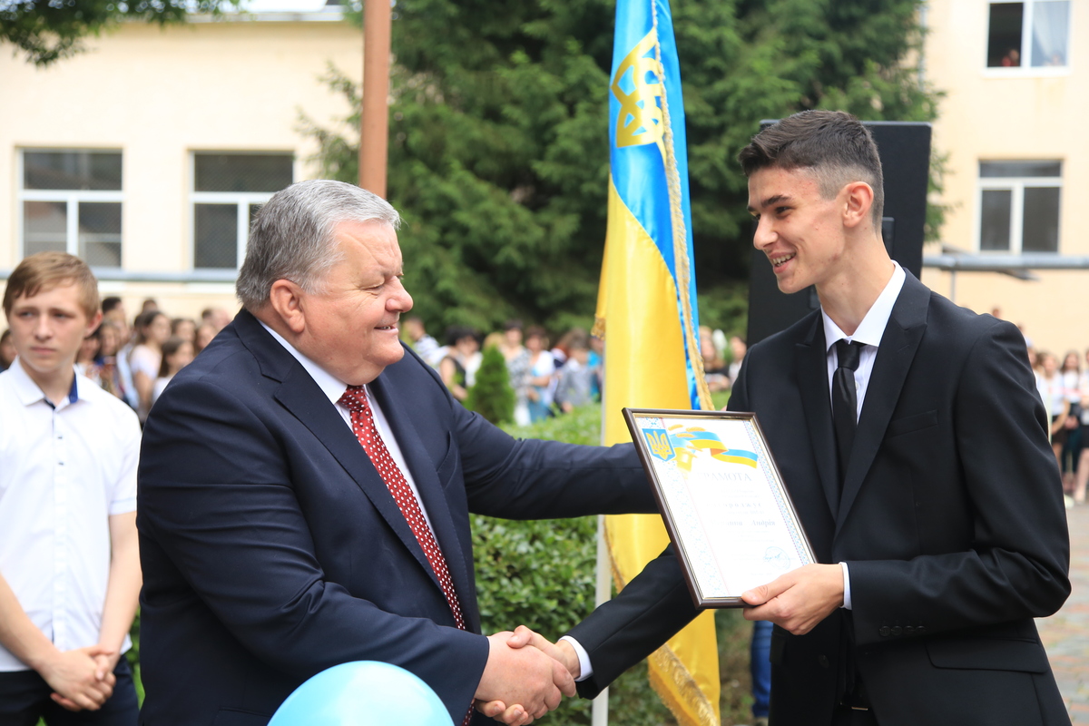 Директор коледжу Юрій Садварі вручає диплом випускникові закладу Андрієві Мерцину. Фото з вебсторінки коледжу